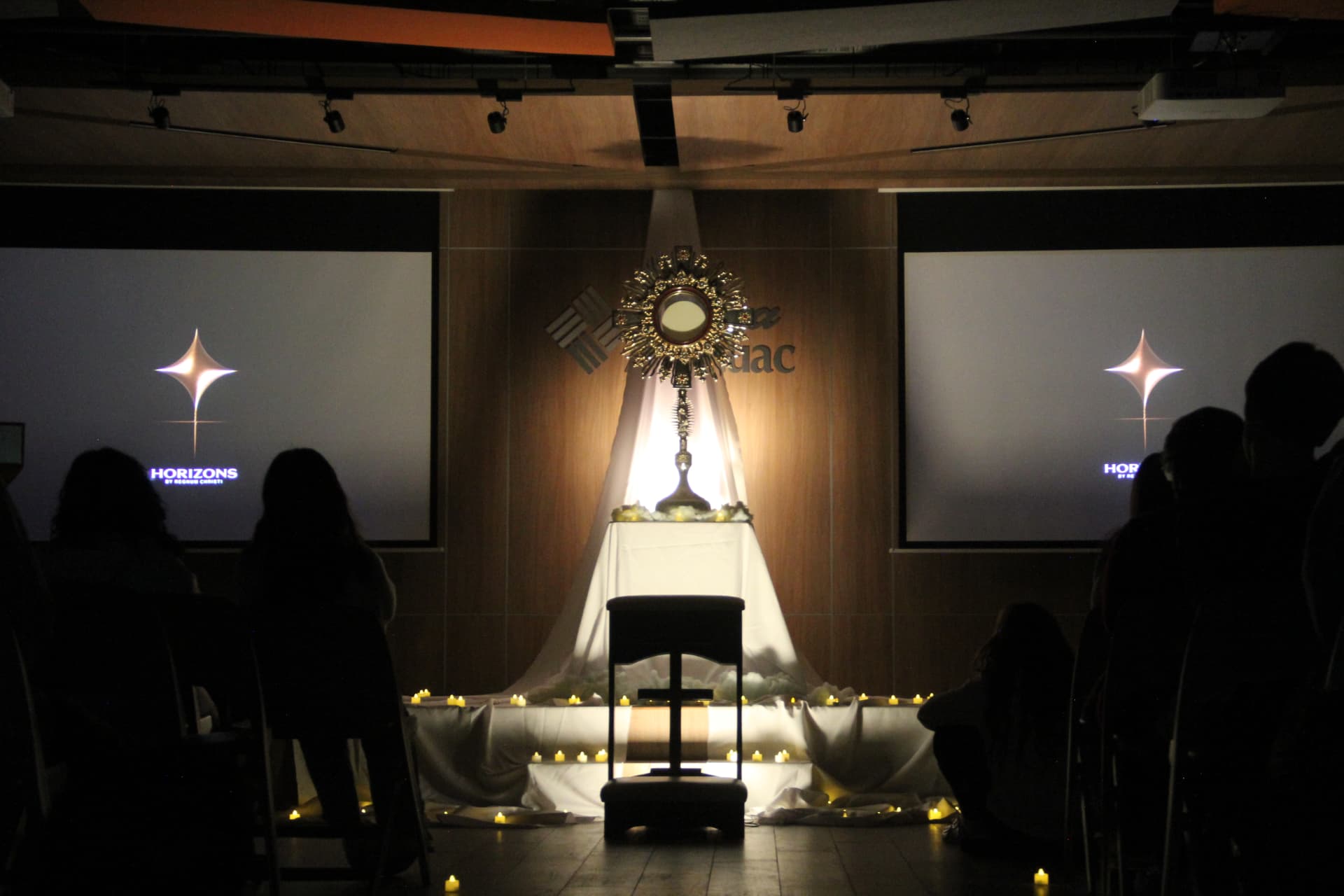 Hora Santa de HORIZONS con velas y adoración