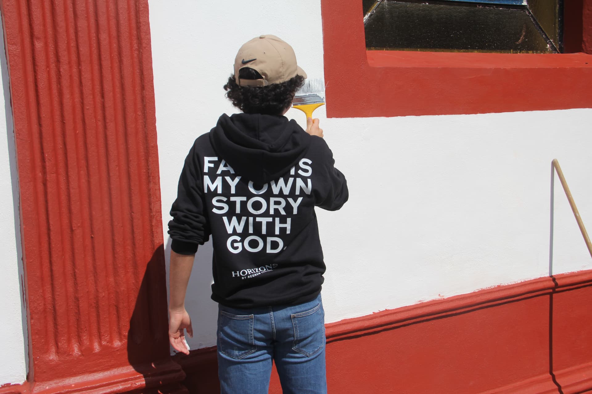 Joven con sudadera HORIZONS pintando durante la misión