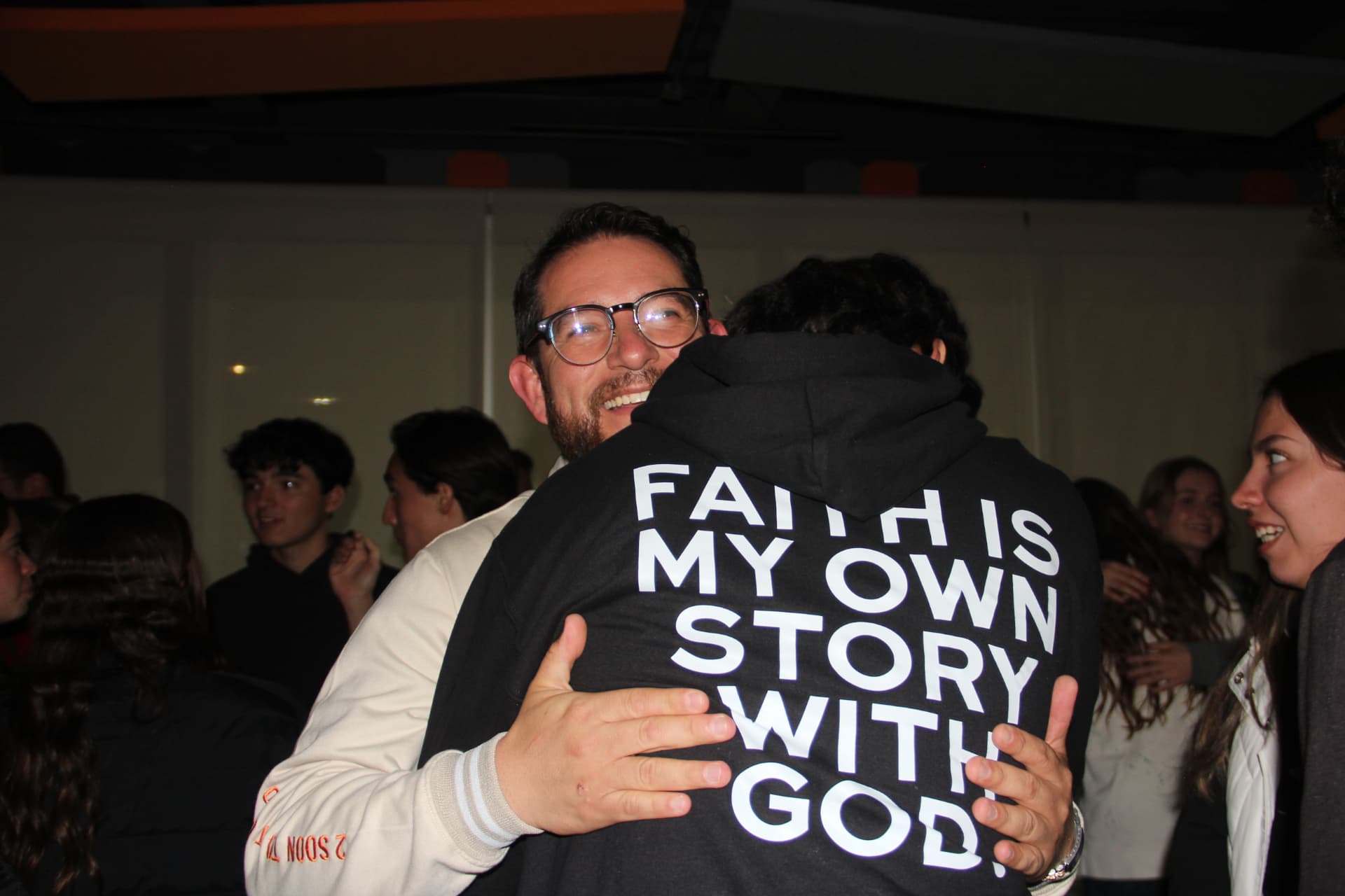 Abrazo entre un joven y un acompañante de HORIZONS