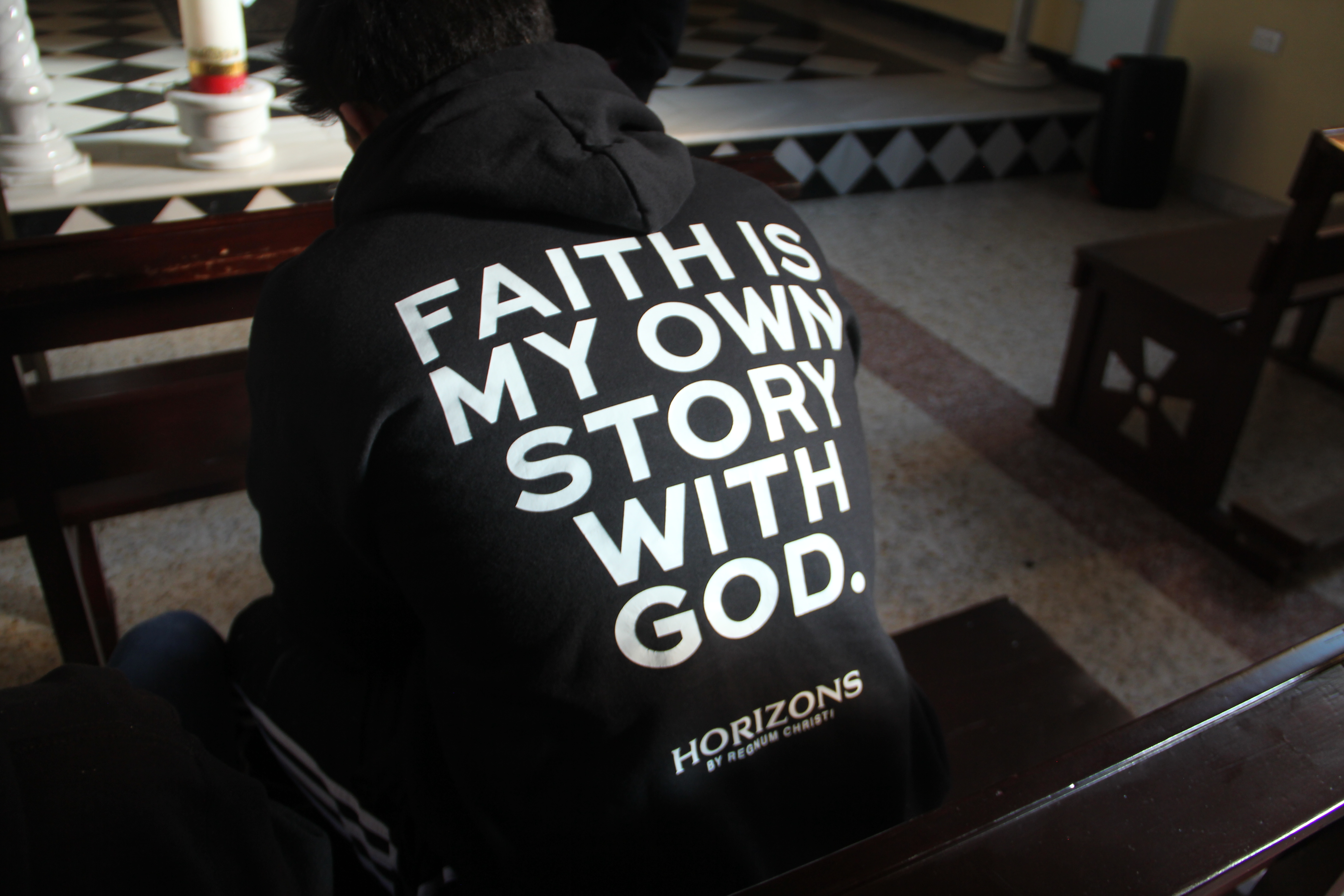 Joven con sudadera HORIZONS pintando durante la misión